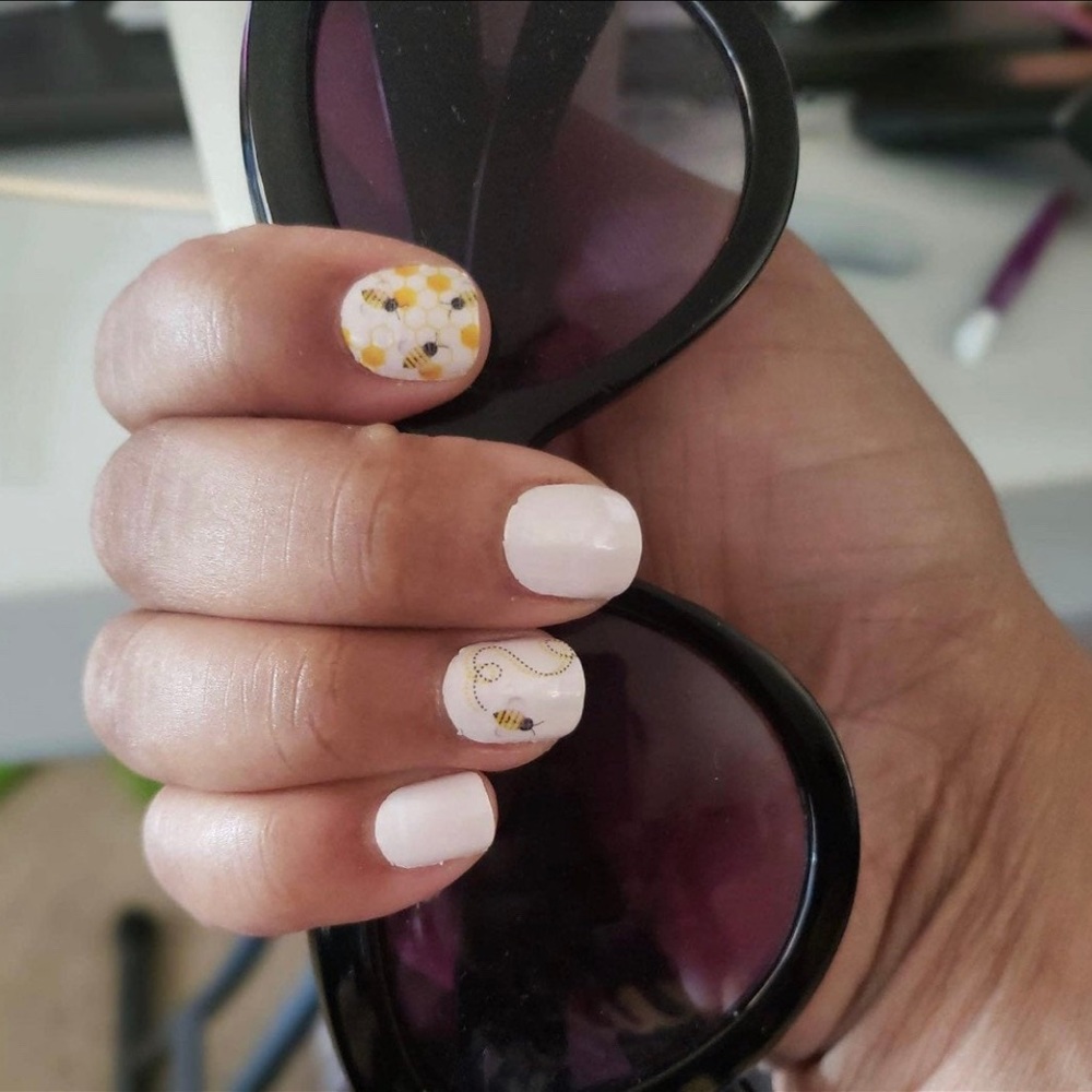 *Exclusive* Color Street: Bee You | Pastel Pink Spring Summer Honeycomb Whimsy - Picture 7 of 13